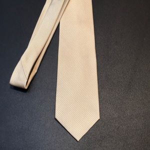 Jones New York, men’s 100% silk tie, stunning gold, faint blue detail, brand new